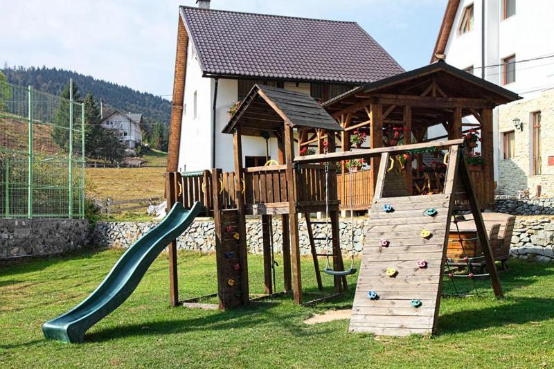 Pensiunea Vraja Muntelui Arieşeni エクステリア 写真
